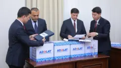 "Адолат" партияси вакилларининг имзоларни МСК аъзоларига тақдим этиши