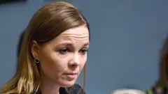 د فنلنډ د مالیې نوې وزیره کټري کولموني په خپل ټویټ کې ویلي: "زه له ټولپوښتنې بښنه غواړم".