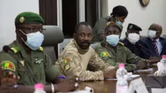 Le président du CNSP (Comité national pour le salut du peuple) Assimi Goita (C) prépare une rencontre entre les dirigeants militaires maliens et une délégation de la CEDEAO dirigée par l'ancien président nigérian le 22 août 2020