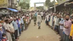 গোল্ডেন হ্যান্ডশেকের প্রতিবাদ করেছিলো পাটকল শ্রমিকরা