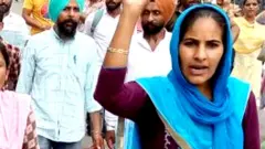 ਔਰਤਾਂ ਮੁਜ਼ਾਹਰਾ ਕਰਦੀਆਂ ਹੋਈਆਂ