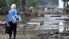 Женщина на фоне разрушений