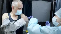 Вакцинация препаратом "Спутник V" в мобильном пункте выездной бригады в екатеринбургском торговом центре "Дирижабль"