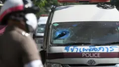 รถตู้ตำรวจได้รับความเสียหายหลังเหตุปะทะที่แยกเกียกกายและหน้ารัฐสภา
