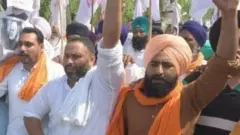 ਖੇਤੀ ਕਾਨੂੰਨਾਂ ਖ਼ਿਲਾਫ਼ ਮੁਜ਼ਾਹਰਾ ਕਰਦੇ ਲੋਕ