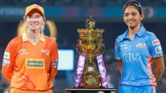 డబ్ల్యూపీఎల్ ట్రోఫీతో హర్మన్ ప్రీత్ కౌర్ (కుడి), బేత్ మూనీ (ఎడమ)