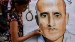 కుల్‌భూషణ్ జాధవ్‌కు సానుభూతి తెలుపుతున్న చిన్నారులు