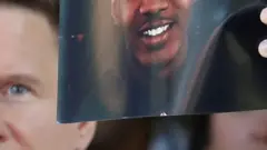 المدعي العام لولاية أوهايو ديف يوست يحمل صورة جايلاند