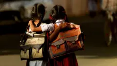 தமிழக மாணவர்களுக்கு புத்தக சுமை இனி இல்லை, வருகிறது கையடக்க கூட்டணி