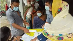 স্বরূপকাঠির বলাদিয়া ইউনিয়ন পরিষদ কেন্দ্রে টিকা দেয়া হচ্ছে