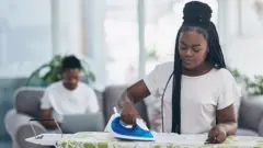 femme repassant une tenue