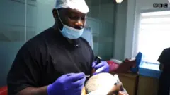 Dokita oniṣẹ abẹ irun
