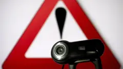 15 ile 18 arasında değişen çocuklar tarafından oluşturulan çete, Instagram ve Snapchat gibi sosyal medya platformlarını kullandı