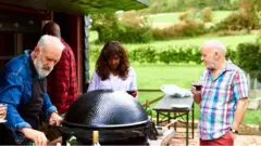 компания в саду около барбекю