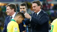 Bolsonaro entrega medalha de ouro para seleção brasileira