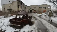 बंडखोरांच्या ताब्यातला भाग आणि युक्रेन सरकारच्या ताब्यातला भाग यांच्यामध्ये ये-जा करणाऱ्यांचं प्रमाण 2014मध्ये तणाव सुरू झाल्यापासून घटलंय.