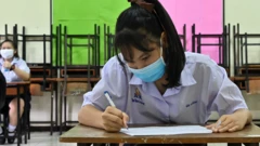 นักเรียนชั้นมัธยม