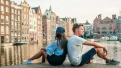Traço cultural, que pode ser visto como 'rudeza' por estrangeiros, tem curiosas origens históricas, segundo especialista: é parte de uma espécie de 'cultura de consenso'.