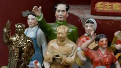 北京潘家園市場擺放著中共前領導人毛澤東的塑像和描繪中國政治歷史時刻的人物雕像。