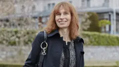 Joanna Harper afuera del Comité Olímpico Internacional