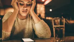شابة مهمومة