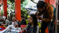 Personas heridas en el terremoto reciben tratamiento en un hospital en Cianjur, provincia de Java Occidental, Indonesia