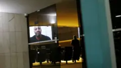 Daniel Silveira aparece falando no telão da Câmara