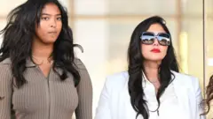 De izquierda a derecha, Natalia Bryant y su madre Vanessa Bryant, hija y viuda de Kobe Bryant, a la salida del Tribunal del Distrito Central de California, Estados Unidos, el 24 de agosto.