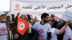 أنصار الرئيس قيس سعيد يؤيدون قراره حل مجلس القضاء الأعلى