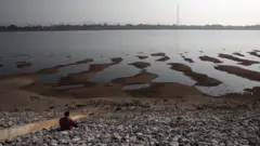 ปรากฏการณ์น้ำโขงสีคราม หรือน้ำหิวตะกอน เกิดขึ้นเมื่อปลายเดือน พ.ย. ที่ผ่านมา ซึ่งนักวิชาการ ชี้ว่า เป็นผลจากการที่เขื่อนกักเก็บตะกอนไว้ จากภาพเป็นแม่น้ำโขง บริเวณบ้านแสนพัน อ.ธาตุพนม จ.นครพนม