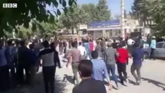 سوختن چند ساختمان در اعتراضات 'اچ آی وی در لردگان'