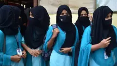 हिजाब में लड़कियां
