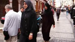 د سوريانو ناخوالې، له ترکيې يې زرګونه پناغوښتونکي بېرته سوریې ته استول کېږي.