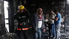Yanğınsöndürən və mülki geyimli şəxslər