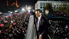 Məhkəmə qərardan sonra İstanbul meri Ekrem İmamoğlu İstanbulun Saraçhane bölgəsindəki bələdiyyə rəhbərliyi binası qarşısında çıxış edib