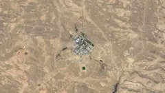 Imagem de satélite de cidade pequena em meio ao deserto