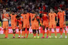 A decepção dos jogadores holandeses Teun Koopmeiners, Quinten Timber, Justin Kluivert, Denzel Dumfries, Jorrel Hato, Crysencio Summerville, Virgil van Dijk, Marten de Roon e Wout Weghorst após a partida contra o Marrocos pela Copa do Mundo da Fifa de 2026 no Estádio de Monterrey, no México, no dia 29 de junho de 2026