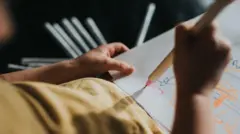 Criança rabiscando em papel