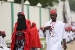 One couple arrive for venue wedding reception at Kano state govnor office afta dem bin take part in a mass wedding wey happun for central mosque Kano