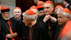 Cardeais prestam homenagem ao falecido papa Francisco durante uma cerimônia de vésperas na Basílica de Santa Maria Maggiore em 27 de abril de 2025 em Roma, Itália