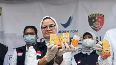 Kepala BPOM Penny Lukito menunjukkan obat yang mengandung EG dan DEG.