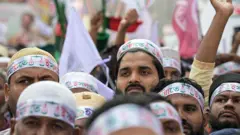 জামায়াতে ইসলামীর লোগো দেয়া কাপড় মাথায় বেঁধেছেন জামায়াতে ইসলামীর সমর্থকরা 