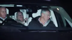 Bivši princ Endru u kolima napušta policijsku stanicu