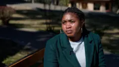 Umukozi wo mu vy’imibano Lineo Raphoka afasha abantu bafise ingorane zo zo mu mutwe bamaze kwiyumvira canke kugerageza kwiyahura. 