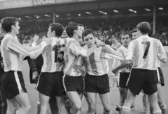 Futbolistas argentinos celebrando tras vencer a España por 2-1 en su partido del Grupo B durante el Mundial de Inglaterra de 1966, el 13 de julio de 1966.