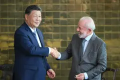 Xi Jinping e Lula dando um aperto de mão