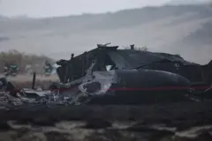 حطامٌ يُرى في موقع تحطم طائرة الشحن العسكرية التركية من طراز C-130 في منطقة سيغناغي على الحدود الجورجية الأذربيجانية في 12 نوفمبر/تشرين الثاني 2025.