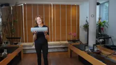 Marcela segurando uma almofada