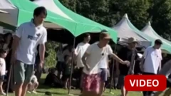 ஜப்பானில் 700-க்கும் மேற்பட்டோர் பங்கேற்ற செருப்பை காலால் வீசும் வித்தியாசமான போட்டி