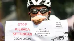 Mahasiswa membawa poster saat unjuk rasa menolak pengesahan Revisi UU Pemilihan Kepala Daerah (Pilkada) di depan Gedung DPRD Jabar, Bandung, Indonesia, pada 22 Agustus 2024.